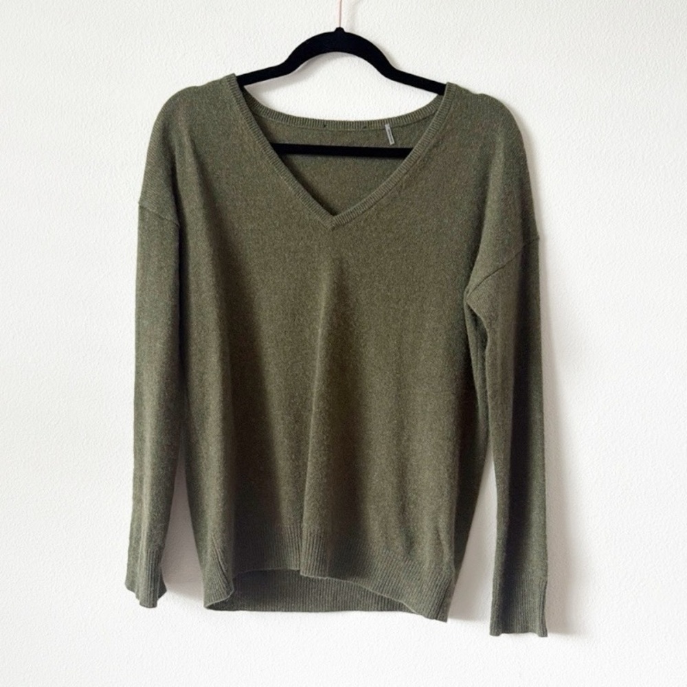 100% Cashmere Olive Green V-Neck Women's Sweater - Picture 12 of 16
